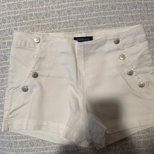 High waisted white shorts 🤎